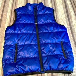 Barely used Old Navy puffer best. Boys size L 10-12